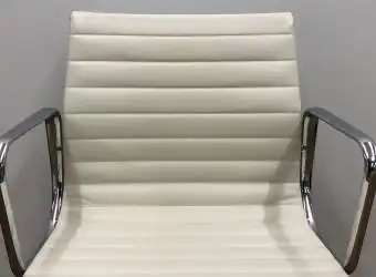 Vitra Charles & Ray Eames Alu Chair Mod. EA 117 Leder, mittelhohe Rückenlehne, Sitzbezug Leder weiss