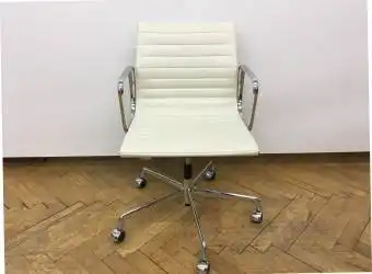 Vitra Charles & Ray Eames Alu Chair Mod. EA 117 Leder, mittelhohe Rückenlehne, Sitzbezug Leder weiss