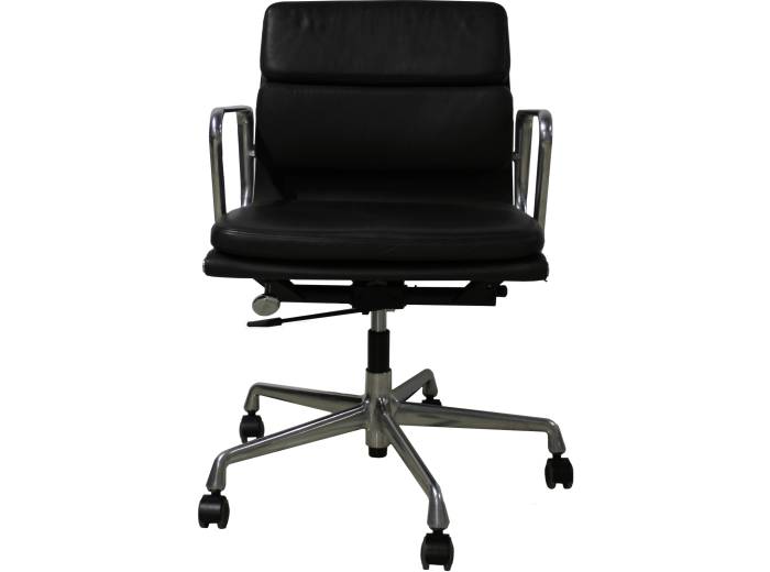 Vitra Charles & Ray Eames Alu Chair Softpad EA 217 Leder, mittelhoher Rückenlehne, schokobraun