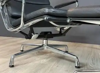 Vitra Charles & Ray Eames Softpad Chair EA 222 Leder schwarz mit EA 223 